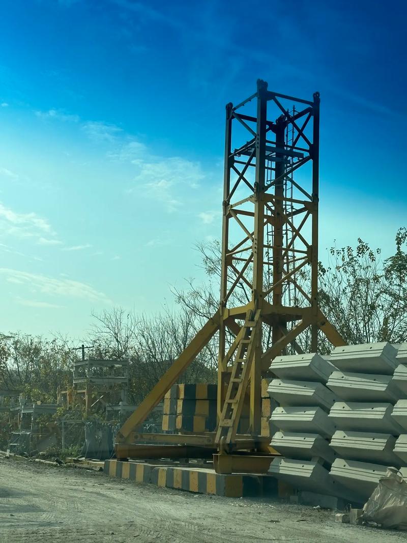 滿滿當(dāng)當(dāng),又是抹黑的一天&hellip;#塔機租賃 #讓技術(shù)變的更有價值